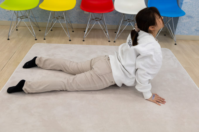 背中を反らせる